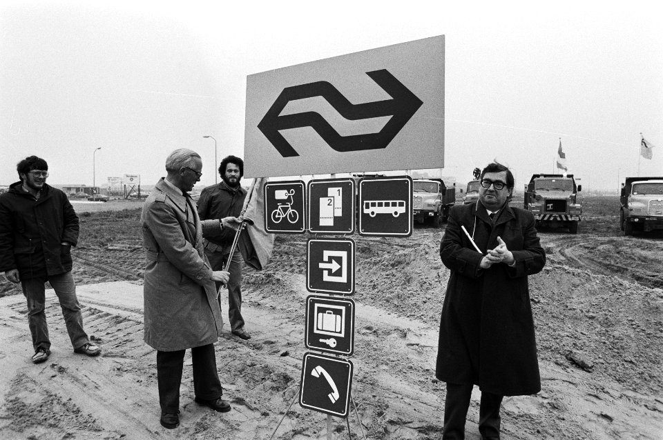 Startsein door Burgemeester Gruyters van Lelystad voor bouw stationsviaduct, ond, Bestanddeelnr 931-4720