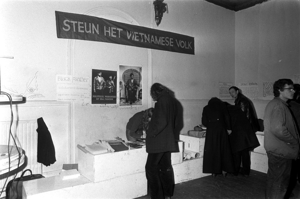 Stands met lectuur voor hulp aan Z-Vietnamees bevrijdingsfront in Paradiso, Amst, Bestanddeelnr 923-2303