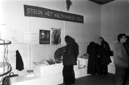 Stands met lectuur voor hulp aan Z-Vietnamees bevrijdingsfront in Paradiso, Amst, Bestanddeelnr 923-2303