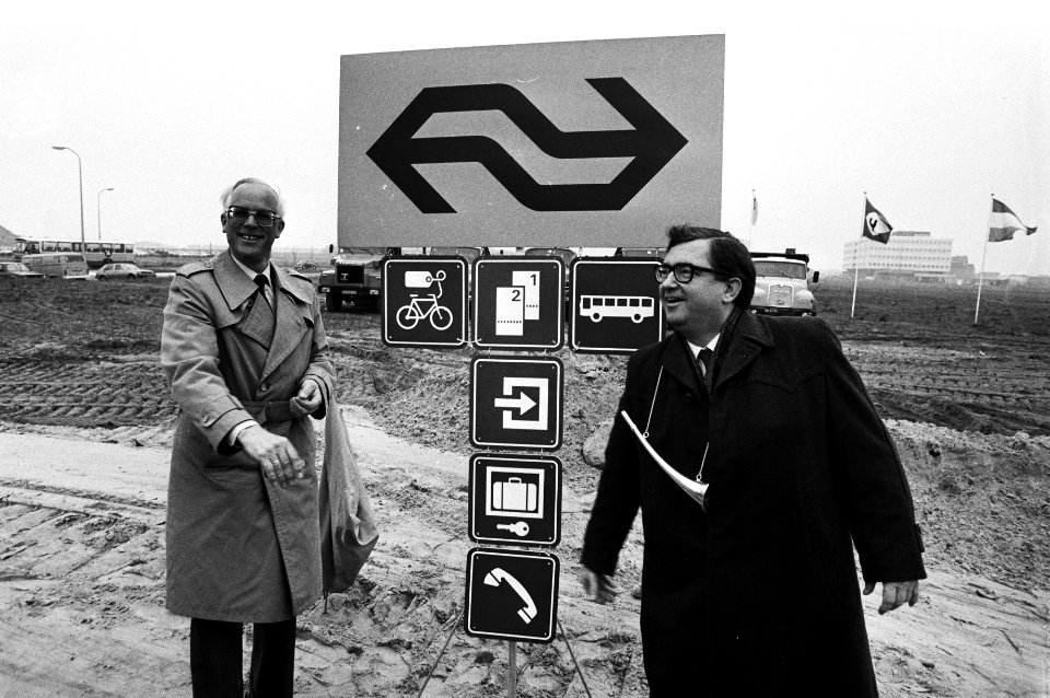 Startsein door Burgemeester Gruyters van Lelystad voor bouw stationsviaduct, ond, Bestanddeelnr 931-4717