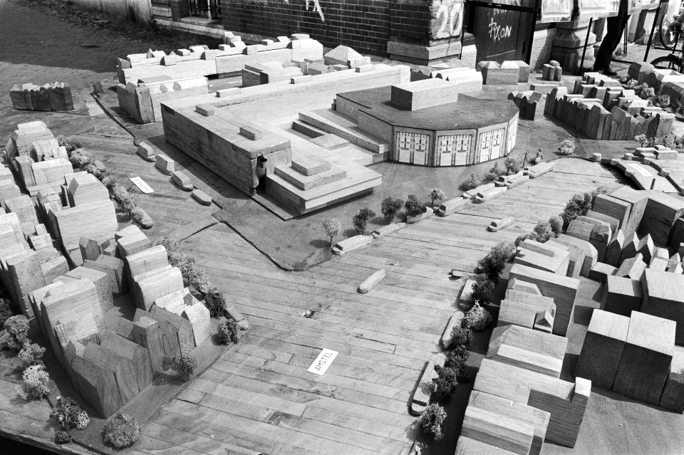 Stands en maquette van Stopera op het Waterlooplein tijdens openbare discussie , Bestanddeelnr 932-2434