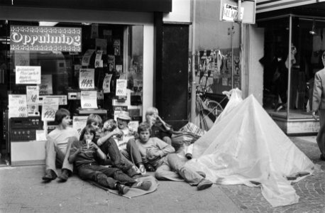 Start zomeruitverkoop, wachtenden met tent voor winkel in Haarlem, Bestanddeelnr 929-8161