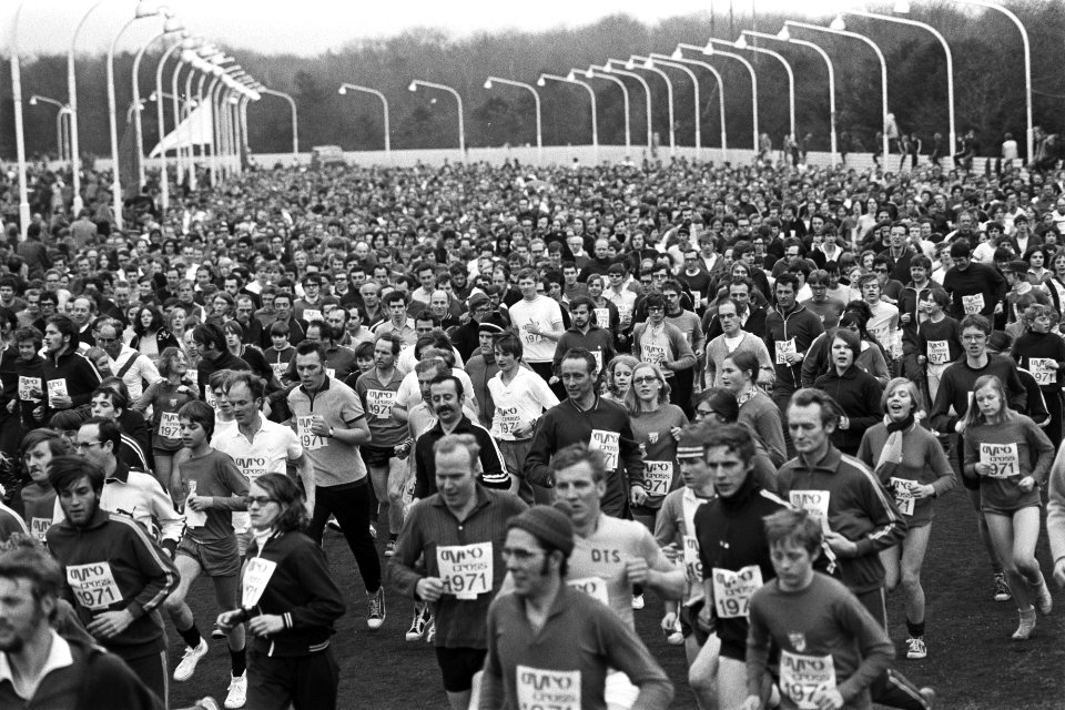 Start van de hardloopwedstrijd met ongeveer 6000 deelnemers op de drafbaan van …, Bestanddeelnr 924-3534