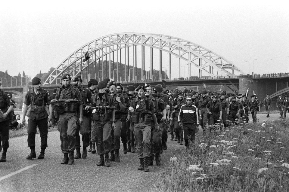 Start wandelvierdaagse van Nijmegen militairen, Bestanddeelnr 932-2526