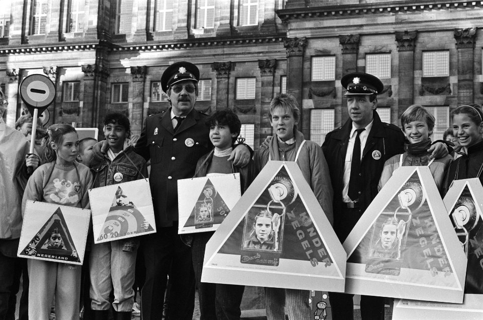 Start verkoop kinderpostzegels op de Dam te Amsterdam met Piet (l) en Peter Röme, Bestanddeelnr 933-4830