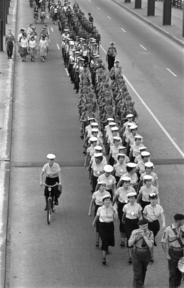 Start vierdaagse te Nijmegen, militairen en Marvas waren present, Bestanddeelnr 910-5407