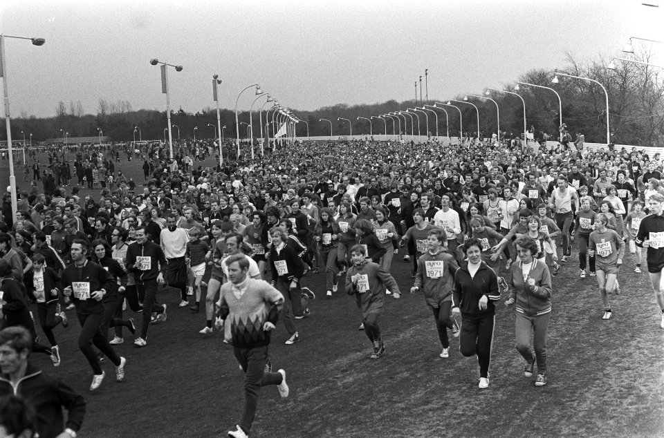 Start van de hardloopwedstrijd met ongeveer 6000 deelnemers op de drafbaan van …, Bestanddeelnr 924-3535