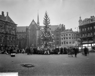 Start van kerstactie van het Leger des Heils , verlichte kerstboom op de Dam, Bestanddeelnr 910-8755