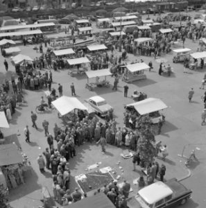 Standwerker Schoen in aktie op het Amstelveld Bevrijdingsmarkt in Amsterdam Ov, Bestanddeelnr 915-2933