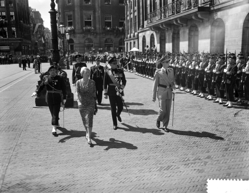 Statiebezoek koning Boudewijn , inspectie erewacht, Bestanddeelnr 910-5004