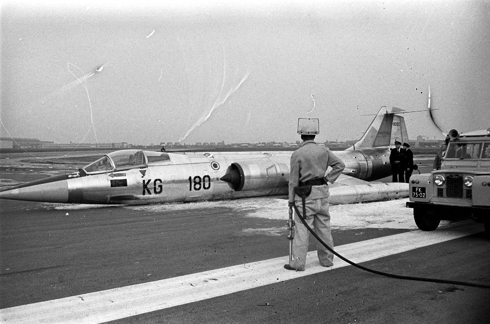 Starfighter maakte buiklanding op Schiphol door defect landingsgestel, Bestanddeelnr 915-2357
