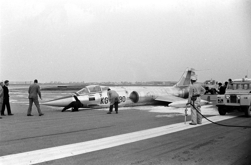 Starfighter maakte buiklanding op Schiphol door defect landingsgestel, Bestanddeelnr 915-2358