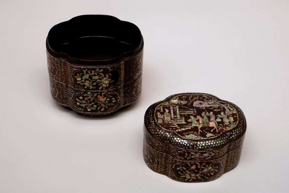 Stacked containers, China, Ming dynasty, 1368-1644 AD, wood with lacquer and mother-of-pearl - Linden-Museum - Stuttgart, Germany - DSC03521