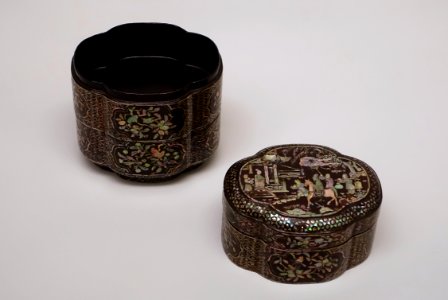 Stacked containers, China, Ming dynasty, 1368-1644 AD, wood with lacquer and mother-of-pearl - Linden-Museum - Stuttgart, Germany - DSC03521