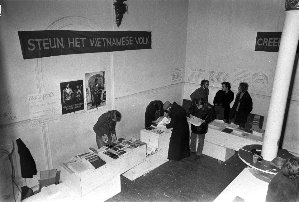Stands met lectuur voor hulp aan Z-Vietnamees bevrijdingsfront in Paradiso, Amst, Bestanddeelnr 923-2304