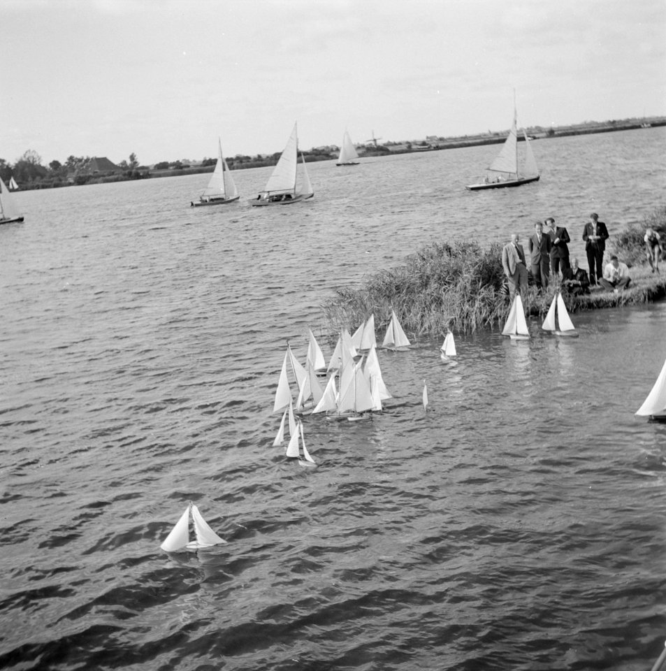 Start van de wedstrijd met modeljachten op een meer, Bestanddeelnr 255-7459