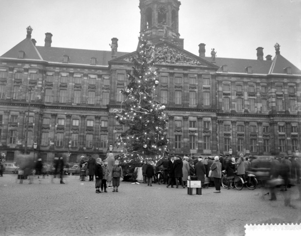 Start van kerstactie van het Leger des Heils , verlichte kerstboom op de Dam, Bestanddeelnr 910-8756