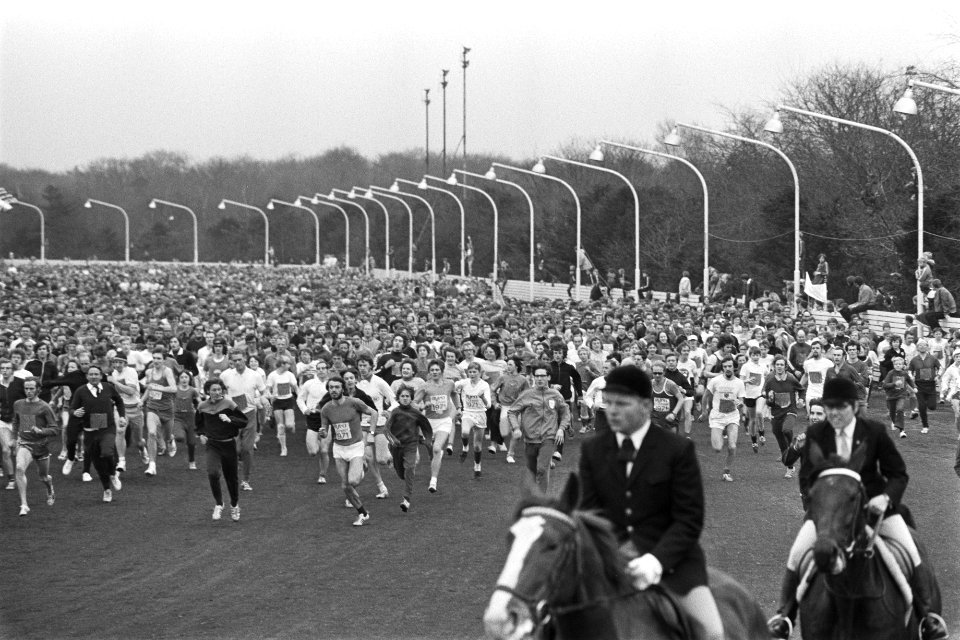 Start van de hardloopwedstrijd met ongeveer 6000 deelnemers op de drafbaan van …, Bestanddeelnr 924-3537