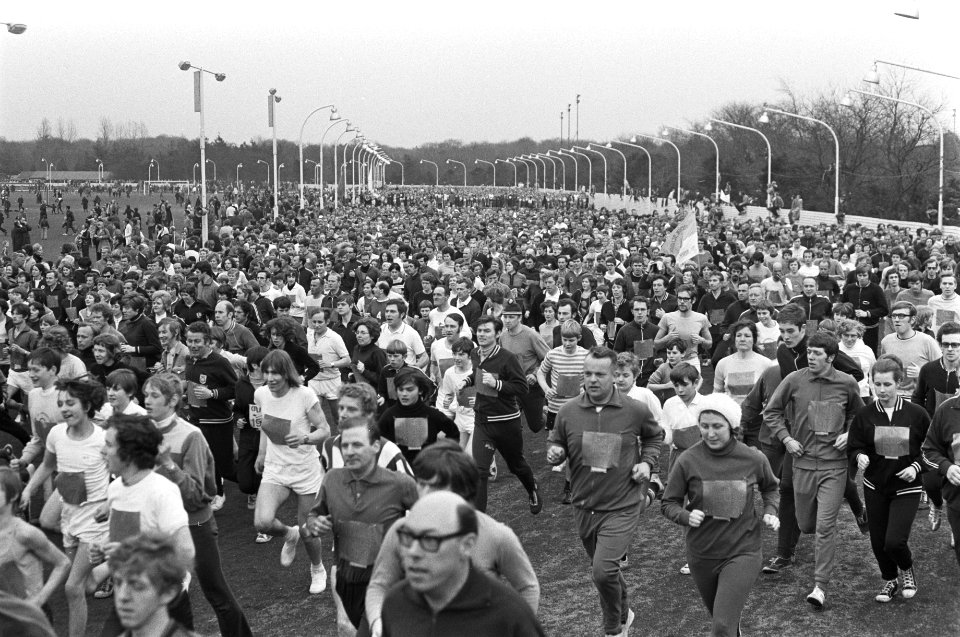 Start van de hardloopwedstrijd met ongeveer 6000 deelnemers op de drafbaan van …, Bestanddeelnr 924-3533