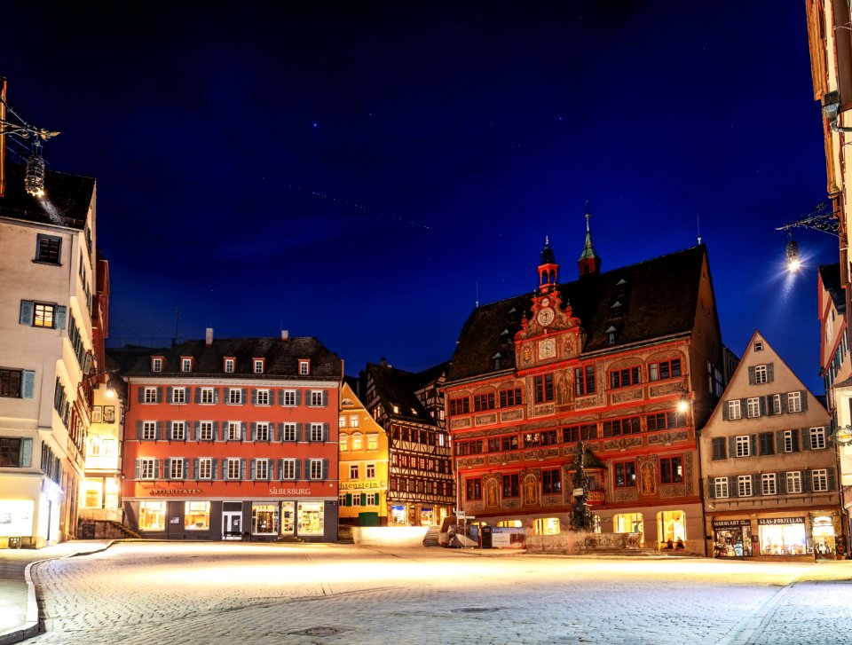 Starlink über dem Rathaus in Tübingen