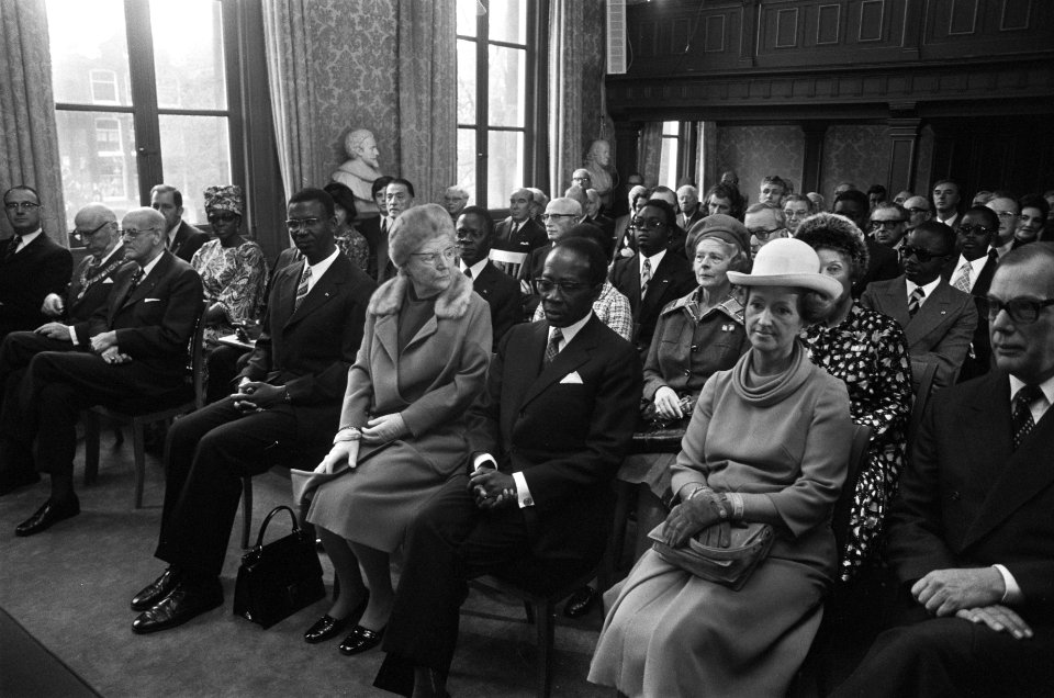 Staatsbezoek uit Senegal, bezoek aan Koninklijke Akademie der Wetenschappen te A, Bestanddeelnr 927-5380