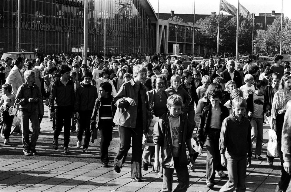 Start van de avondvierdaagse in Amsterdam bij het RAI gebouw, Bestanddeelnr 930-3106