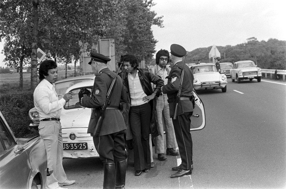 Staatsbezoek van President Soeharto aan Nederland politie houdt auto's aan op w, Bestanddeelnr 923-8093