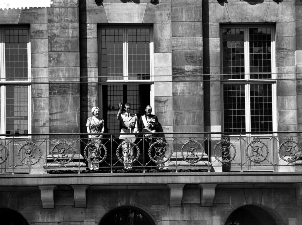Statiebezoek koning Boudewijn , Koningin, Koning Boudewijn , Prins Bernhard op b, Bestanddeelnr 910-5009