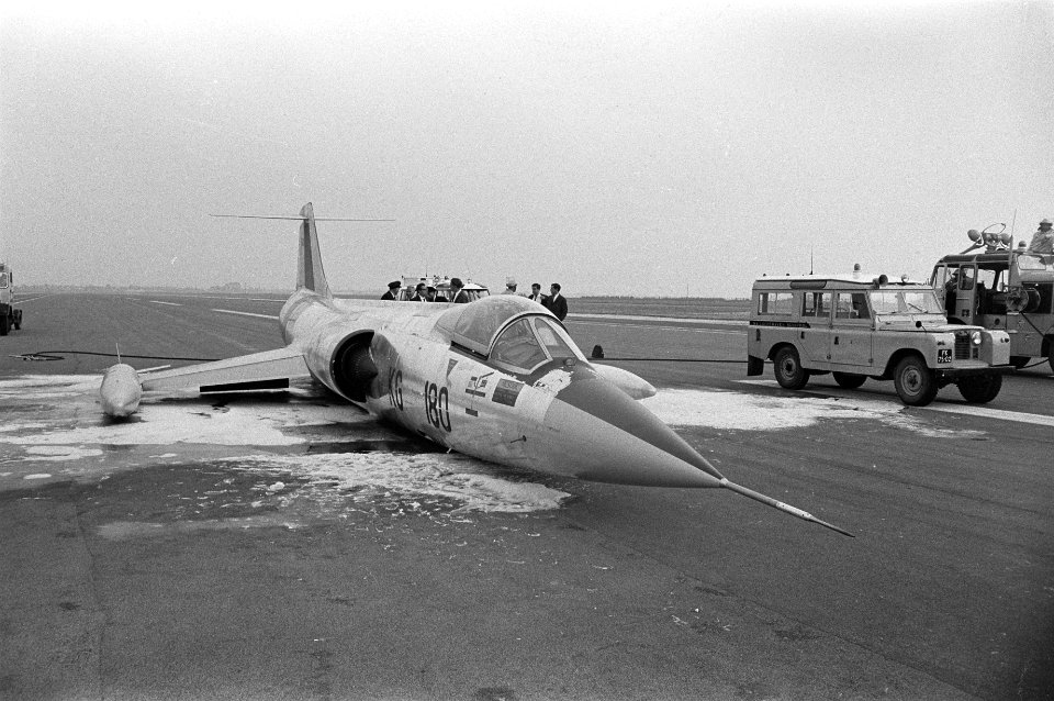 Starfighter maakte buiklanding op Schiphol door defect landingsgestel, Bestanddeelnr 915-2359