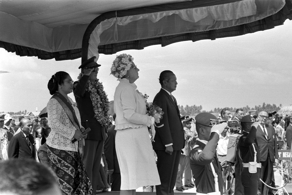 Staatsbezoek van koningin Juliana en prins Bernhard aan Indonesië Mevrouw Soeha, Bestanddeelnr 924-8620