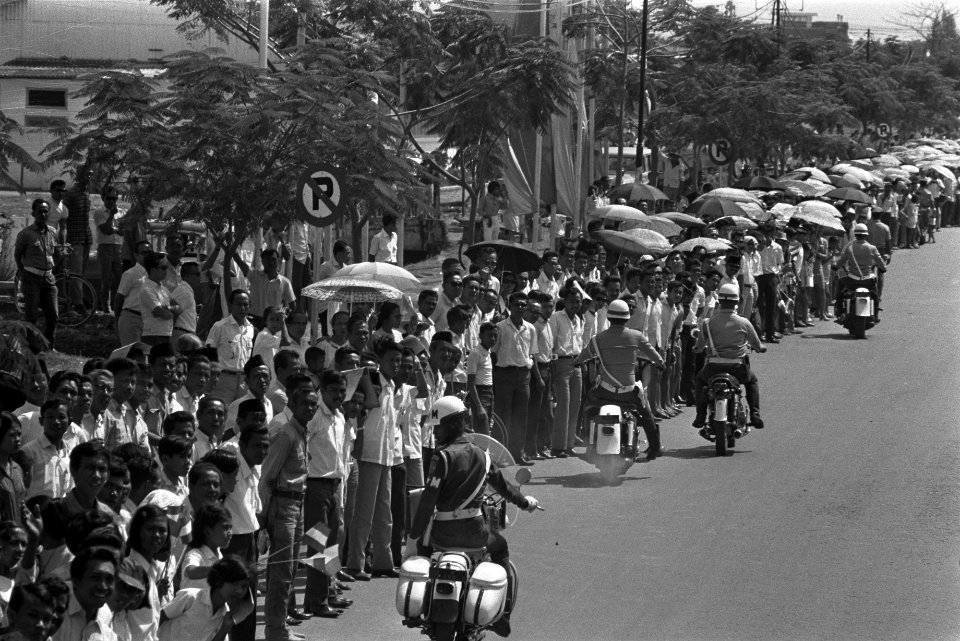 Staatsbezoek van koningin Juliana en prins Bernhard aan Indonesië Publiek langs, Bestanddeelnr 924-8625