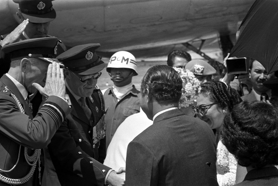 Staatsbezoek van koningin Juliana en prins Bernhard aan Indonesië Prins Bernhar, Bestanddeelnr 924-8617