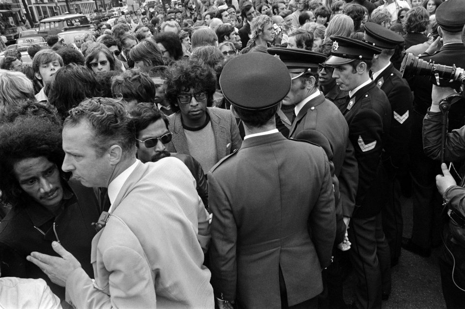 Staatsbezoek van President Soeharto aan Nederland. Demonstranten en belangstelle, Bestanddeelnr 923-8097
