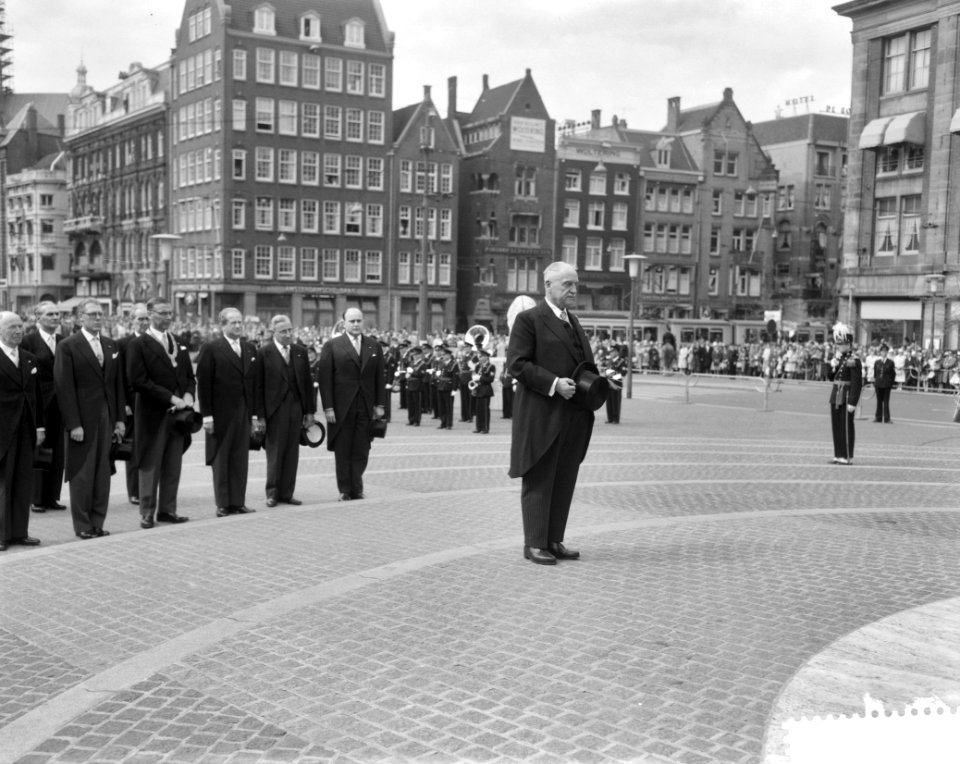 Staatsbezoek van Oostenrijkse Bondspresident Dr Adolf Schärf Kranslegging bij , Bestanddeelnr 912-4819