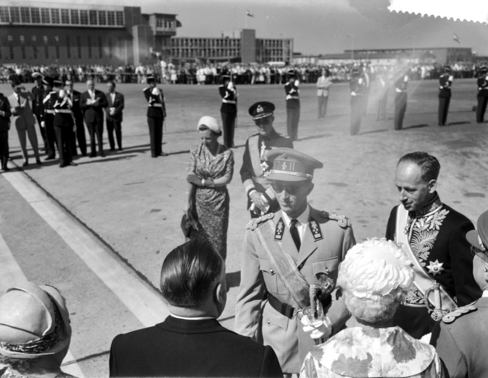 Statiebezoek koning Boudewijn , aankomst op Schiphol, Bestanddeelnr 910-5000