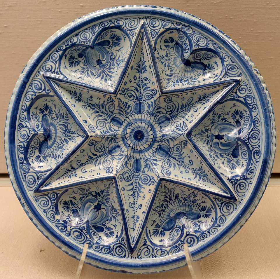 Star-shaped dish, Nurember, c. 1740, faience, underglaze blue, light blue glaze - Germanisches Nationalmuseum - Nuremberg, Germany - DSC02575