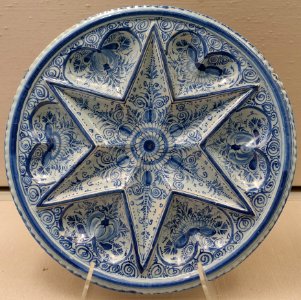 Star-shaped dish, Nurember, c. 1740, faience, underglaze blue, light blue glaze - Germanisches Nationalmuseum - Nuremberg, Germany - DSC02575