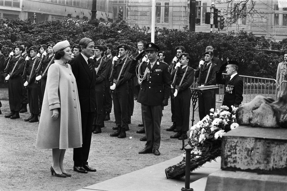 Staatsbezoek van koningin Beatrix en prins Claus aan België. Bij het monument va, Bestanddeelnr 931-4074