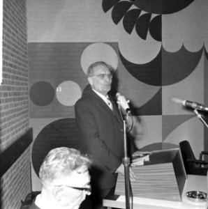 Staatssecretaris van Onderwijs Kunst en Wetenschappen dr L van de Laar opent h, Bestanddeelnr 916-1747