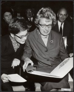 Staatssecretaris van O.K. en W. drs. L.J.M. van de Laar reikt aan Annie M.G. Sch, Bestanddeelnr 092-1338
