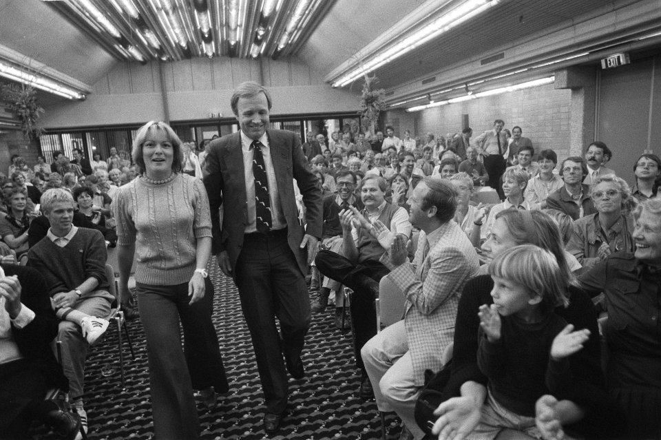 Start verkiezingscampagne D66 in Den Haag Jan Terlouw betreedt de zaal tussen , Bestanddeelnr 932-2776