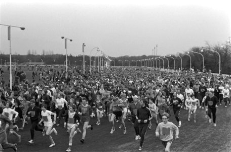 Start van de hardloopwedstrijd met ongeveer 6000 deelnemers op de drafbaan van …, Bestanddeelnr 924-3536