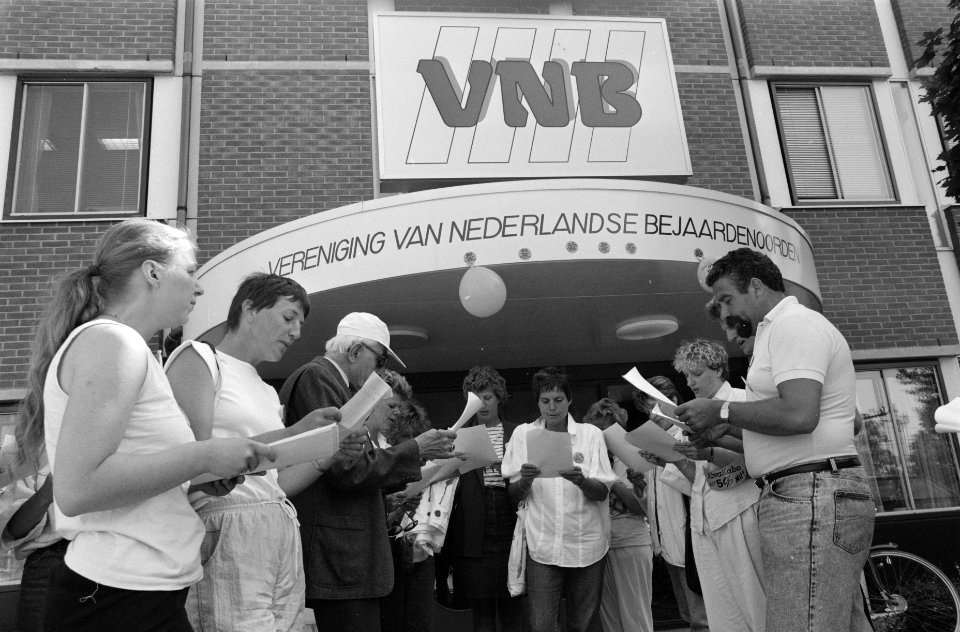 Start van het CAO-overleg in de bejaardenzorg in Houten buiten werd actie gevoe, Bestanddeelnr 934-4585