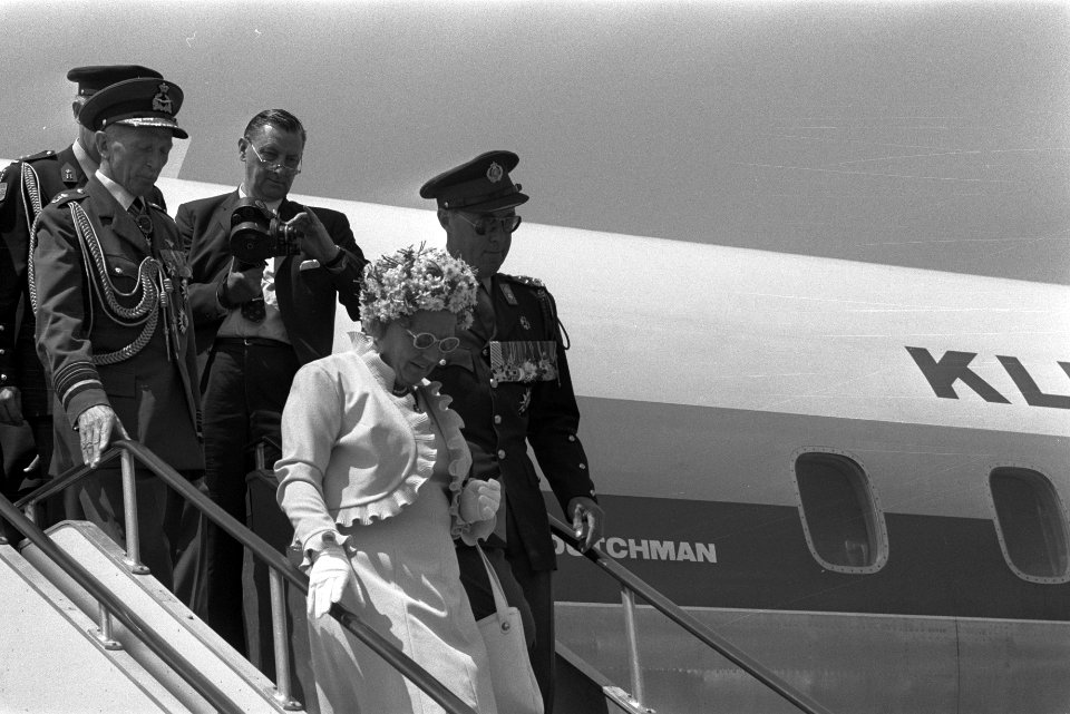 Staatsbezoek van Hare Majesteit en prins Bernhard aan Indonesië Koningin Julian, Bestanddeelnr 924-8616