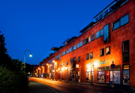 Stadtgraben in Tübingen gesehen zur blauen Stunde im Juni 2019