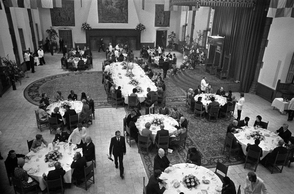 Staatsbezoek uit Senegal, lunch in Ridderzaal, president Senghor en mevrouw Den , Bestanddeelnr 927-5384