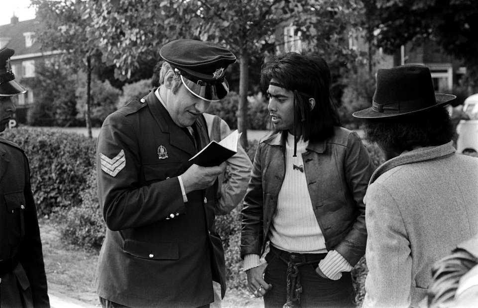 Staatsbezoek van President Soeharto aan Nederland politie houdt auto's aan op w, Bestanddeelnr 923-8095