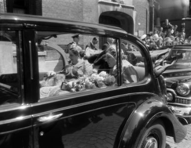 Staatsbezoek van de Franse president Coty aan Nederland. Rijtoer van koningin Ju, Bestanddeelnr 906-6142