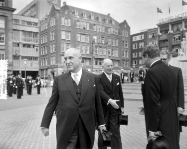 Staatsbezoek van Oostenrijkse Bondspresident Dr Adolf Schärf Kranslegging bij , Bestanddeelnr 912-4817 photo