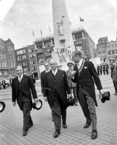 Staatsbezoek van Oostenrijkse Bondspresident Dr Adolf Schärf Kranslegging bij , Bestanddeelnr 912-4816 photo